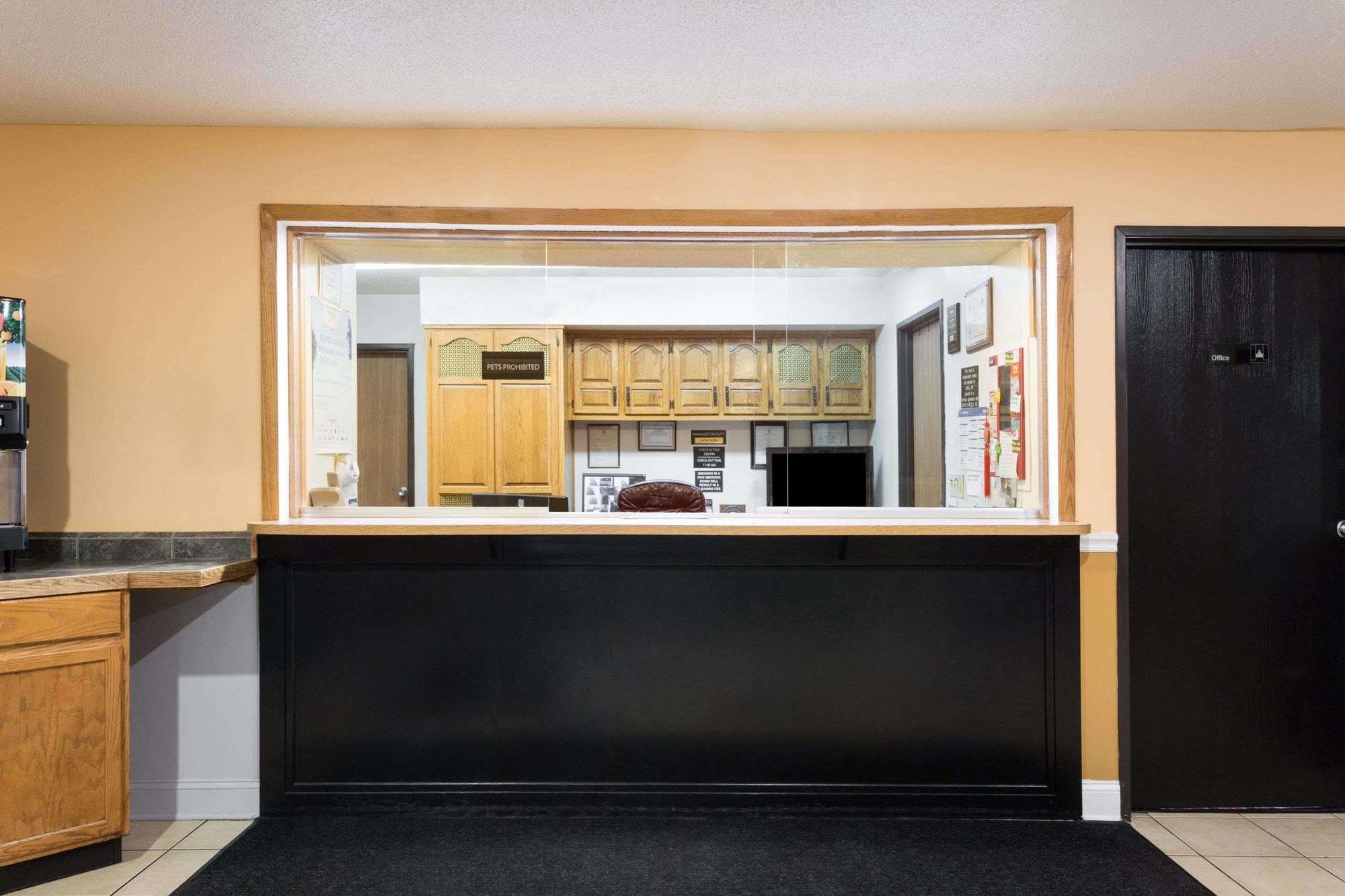 ซูเปอร์ 8 บาย วินด์แฮม ดัมฟรีส์/ควอนติโก Hotel ภายนอก รูปภาพ